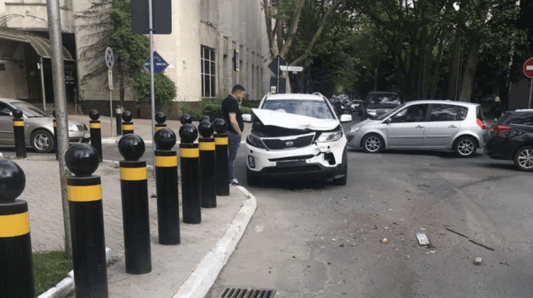 (FOTO) Accident la o intersecție din Capitală. O persoană a ajuns la spital