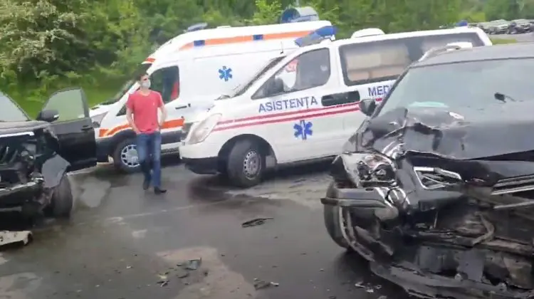 (VIDEO) Accident grav pe șoseaua Chișinău-Hîncești. Două mașini s-au lovit frontal într-o curbă periculoasă