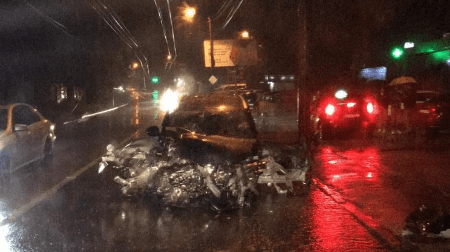 Accident nocturn în Capitală. Un automobil, făcut zob