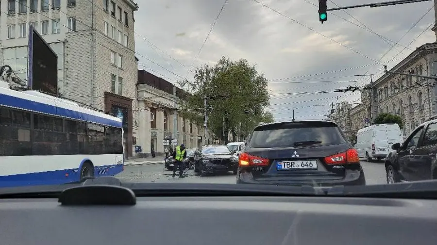 (VIDEO, FOTO) Centrul Capitalei a fost paralizat de dimineață. De vină – un accident rutier