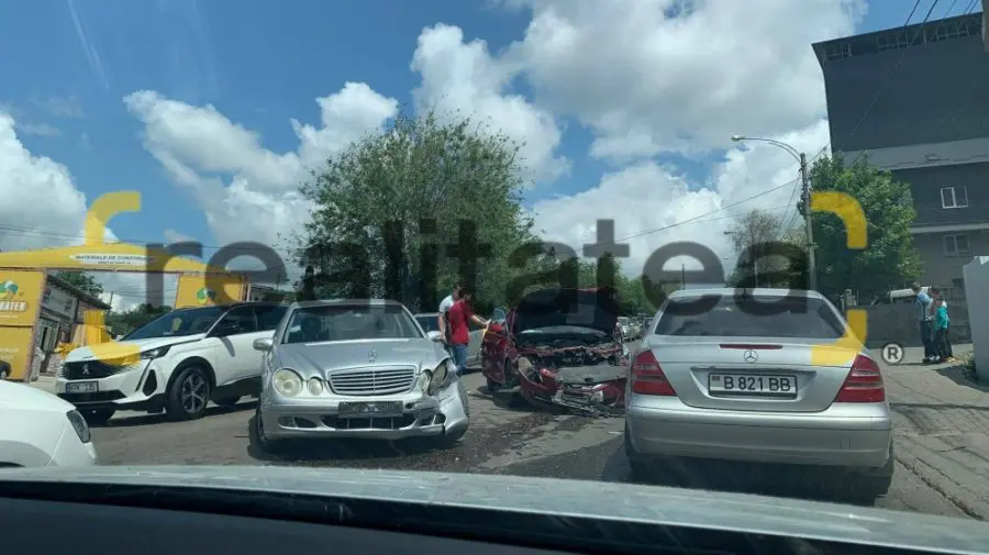 Trafic teribil pe strada Vadul lui Vodă. Două mașini s-au întâlnit „puternic” acolo (FOTO)