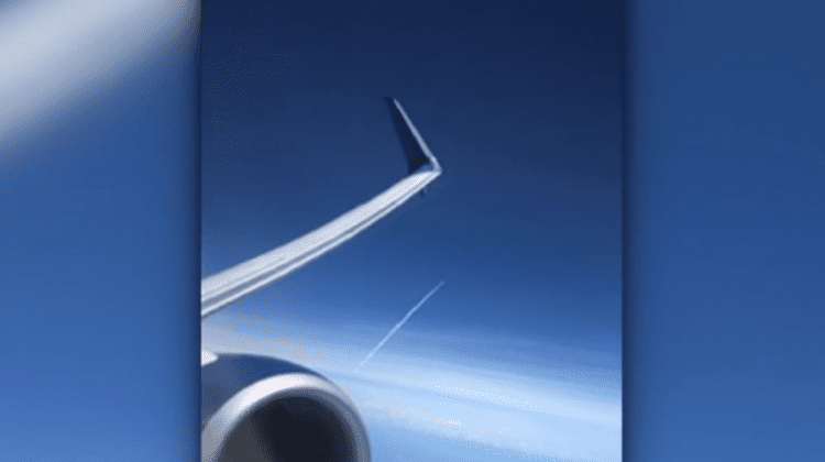 (VIDEO) Puține persoane au ocazia să vadă din aer cum o rachetă pleacă în spațiu! Momentul a fost filmat din avion
