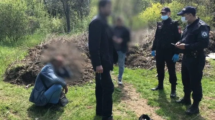 (FOTO) REVOLTĂTOR! Trei bărbați prinși în timp ce se drogau într-un parc din Bălți
