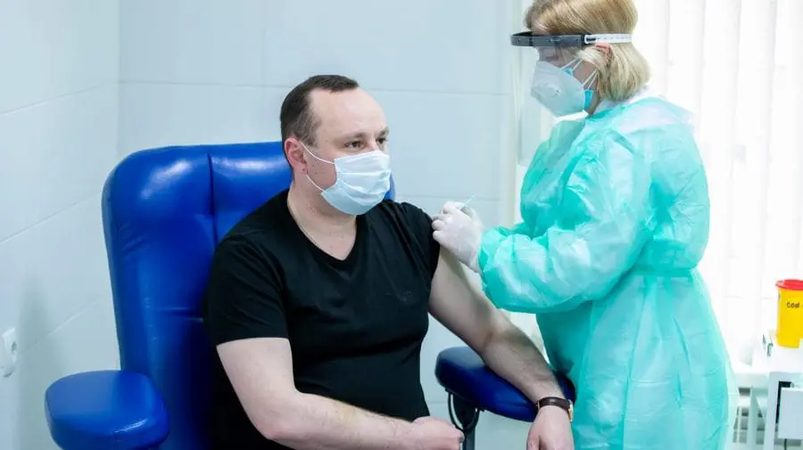 PSRM nu rămâne în urmă! Trei socialiști s-au vaccinat anti-COVID cu un ser „Made in China”