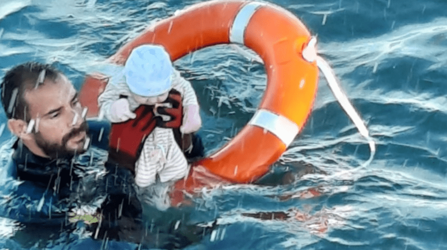 Povestea impresionantă a bebelușului salvat din apele reci ale Mediteranei: Nu știam dacă trăiește sau a murit