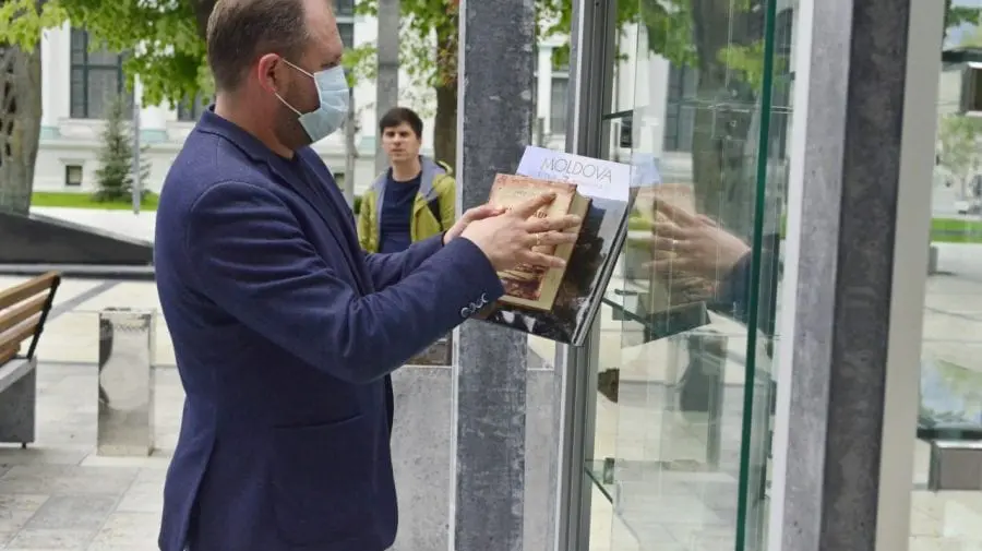 Primăria Chișinău, „în alertă”! Cărțile donate de edilul Capitalei unei biblioteci în aer liber, dispărute fără urmă