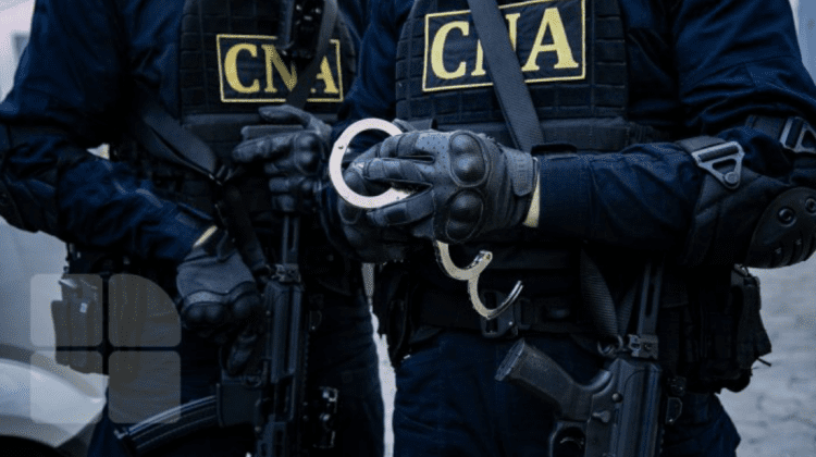 Doi bărbați, reținuți de CNA. Au vrut să „scape” un individ de pușcărie, dar s-au ales cu dosar penal