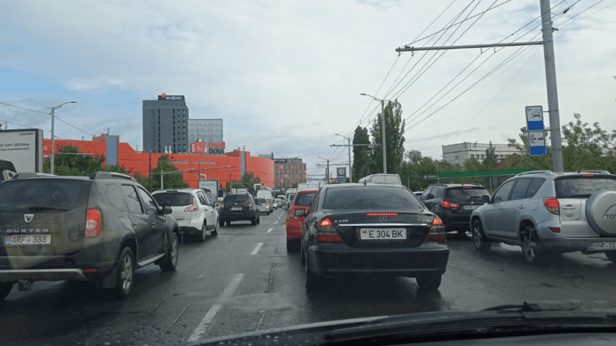 (FOTO) Timpul s-a oprit în loc în Capitală! Circulația pe bulevardul Dacia, paralizată