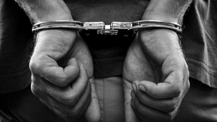 (VIDEO) Grup specializat în escrocherii, destructurat. Încheiau contracte de procurare a telefoanelor cu acte false