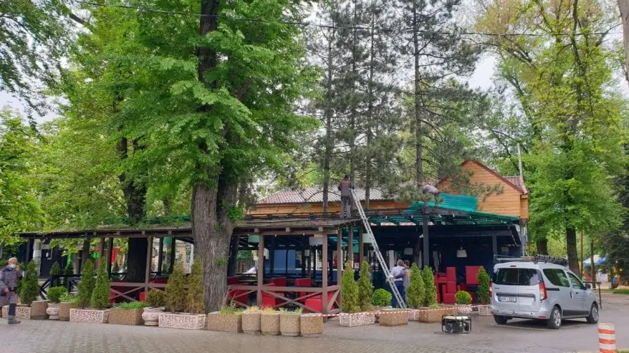 (FOTO) O „perlă” din parcul Catedralei, evacuată de municipalitate! Autoritățile își propun să reabiliteze zona