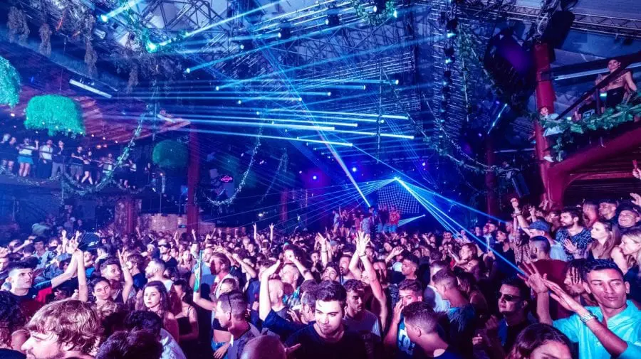 Spania, într-un nou experiment COVID! Sute de tineri au participat la un festival de muzică electronică