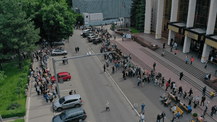 (FOTO) Coadă kilometrică la Maratonul Vaccinării. Cum arată în mijlocul zilei rândul imens la vaccinare