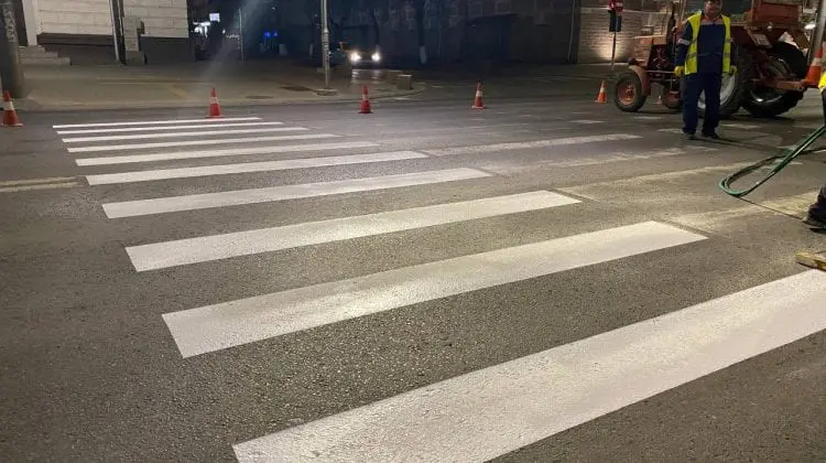(FOTO) Aplicarea marcajului rutier, în proces. Pe ce străzi din Capitală sunt executate lucrările