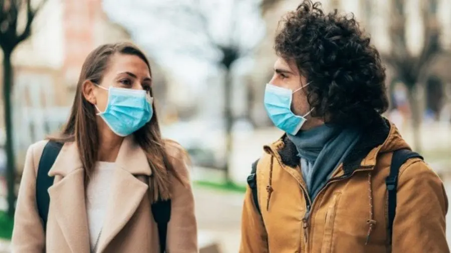 De ce persoanele care s-au vaccinat, la fel, trebuie să poarte mască de protecție