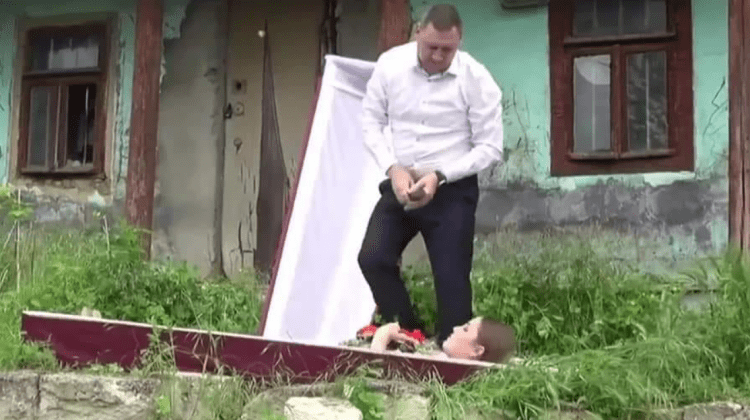 „PACE nu veți avea nici în mormânt!” Cavcaliuc, cu un sicriu, se lansează în campania electorală