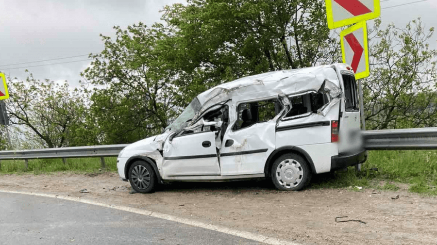 (FOTO) Accident la Peresecina. Două persoane au fost transportate la spital