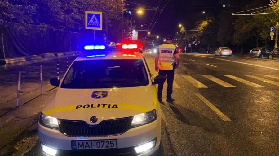 (FOTO) Accident teribil în Capitală. O mașină, făcută zob, iar șoferul se află în stare gravă
