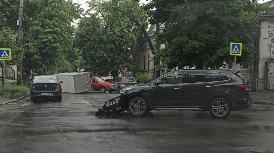 (FOTO) Impact violent în Capitală! Două mașini s-au ciocnit frontal, iar o remorcă a ajuns cu roțile în sus