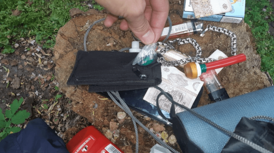 (FOTO) Prinși cu „mâța-n sac”. Doi indivizi din Capitală, reținuți după ce au fost depistați cu droguri