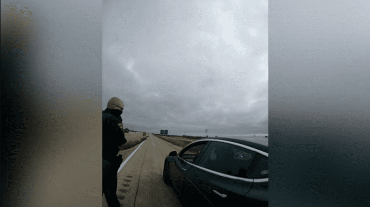 Pe pilot automat, dormea în trafic la volanul unui autoturism Tesla. Ce scuze a adus în fața polițiștilor
