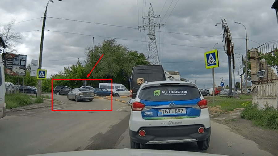 (VIDEO) „Eu sunt cel mai deștept”. Momentul în care un șofer încalcă cu tupeu regulile de circulație
