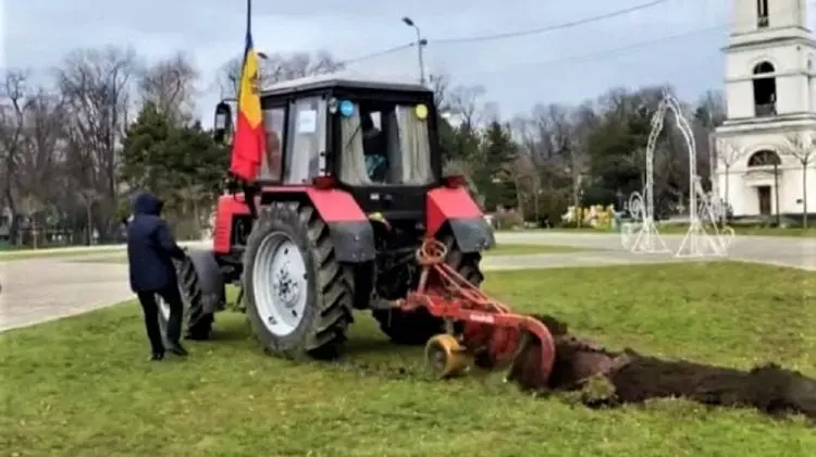 AUR a achitat amenda agricultorului care a brăzdat în fața Catedralei
