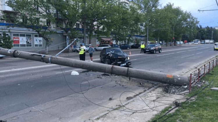 (FOTO) Accident de groază la Botanica. Un pilon de electricitate a făcut zob un automobil