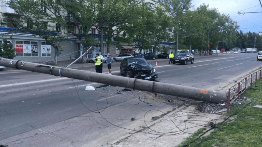 (FOTO) Accident de groază la Botanica. Un pilon de electricitate a făcut zob un automobil