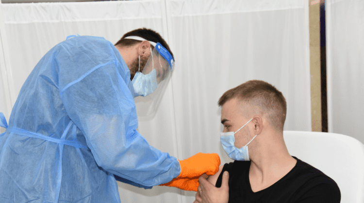 Mituri combătute. Vaccinurile anti-Covid nu schimbă structura ADN-ului