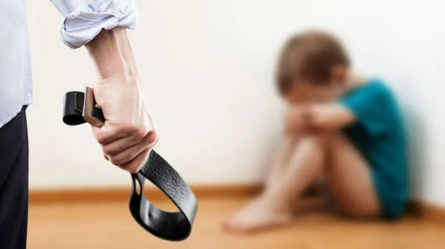 Copil moldovean, maltratat în Italia de tatăl vitreg. Mama a încercat să-l apere pe agresor