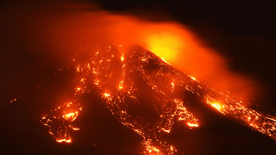(VIDEO) Vulcanul Etna a erupt şi a ejectat o coloană de fum şi cenuşă la patru mii de metri deasupra Siciliei