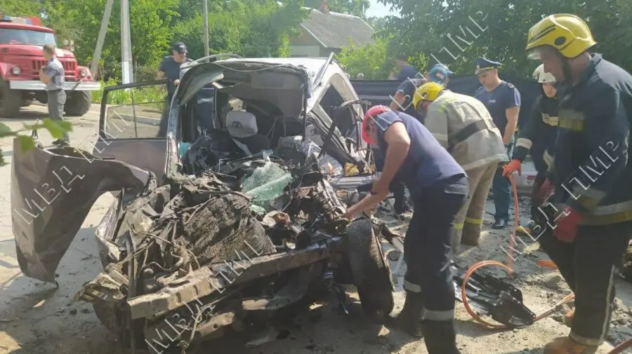 FOTO, VIDEO Accident TERIBIL la Tighina. Șofer unui automobil implicat a decedat pe loc