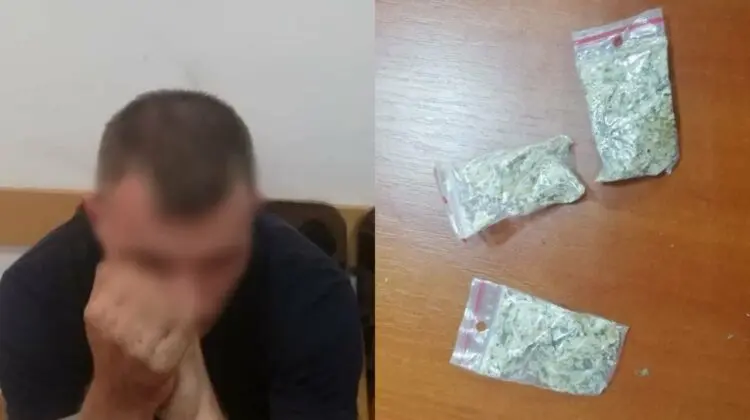 (FOTO) Pachețele cu droguri, depistate asupra a doi bărbați din Capitală. Comportamentul suspect i-a dat de gol