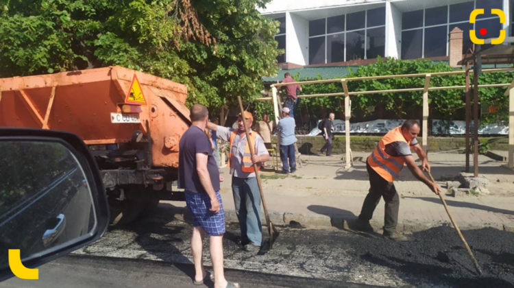 FOTO Vineri, în oră de vârf, municipalitatea asfaltează găurile pe de bd. Grigore Vieru. Se circulă bară la bară