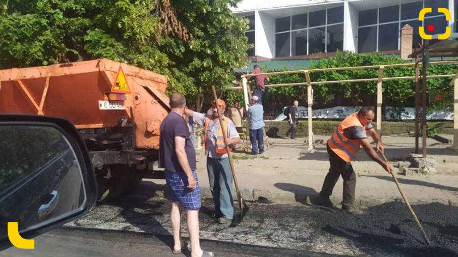 FOTO Vineri, în oră de vârf, municipalitatea asfaltează găurile pe de bd. Grigore Vieru. Se circulă bară la bară