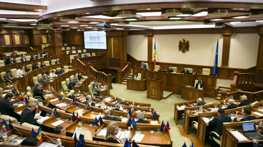Nu lucrează, sunt implicați în campania electorală, însă salariul de deputat îl ridică inclusiv până în iulie