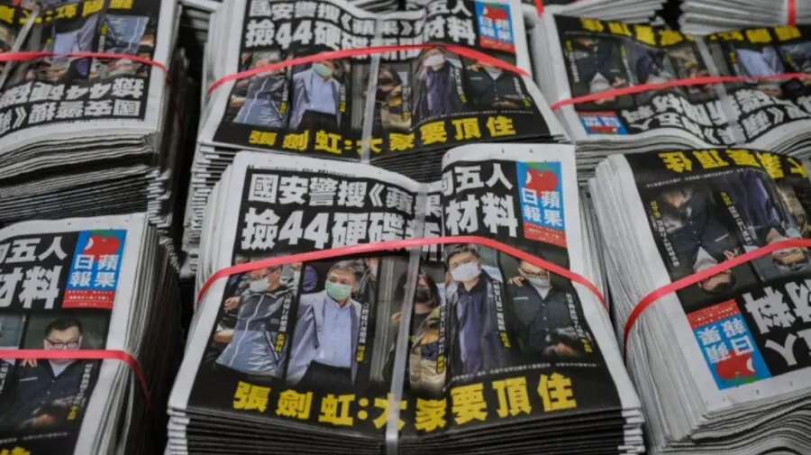 Descinderi și arestări! Cel mai mare ziar pro-democrație din Hong Kong s-a închis