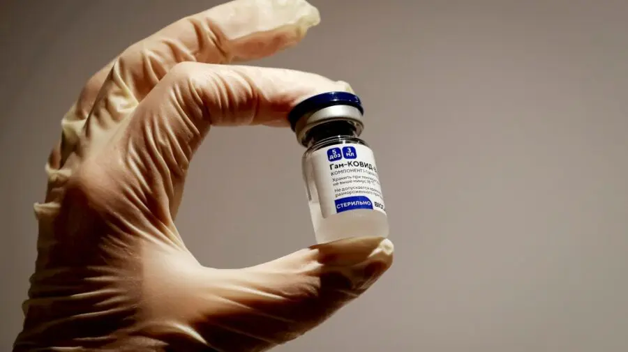 Cei mai mulți moldoveni cred că vaccinul dezvoltat de ruși împotriva Covid-19 este cel mai bun (SONDAJ)