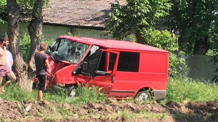 Accident la Edineț. Un automobil, tamponat într-un copac de pe marginea drumului. Șoferul, fără permis de conducere