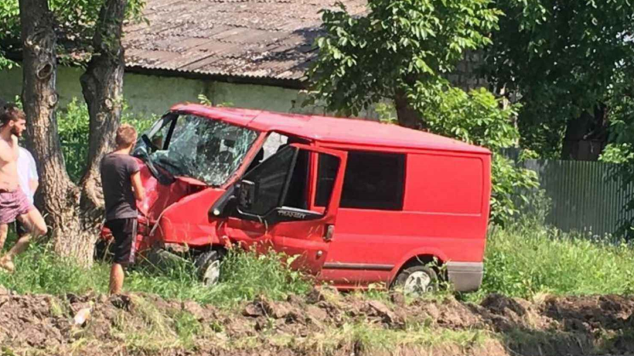 Accident la Edineț. Un automobil, tamponat într-un copac de pe marginea drumului. Șoferul, fără permis de conducere