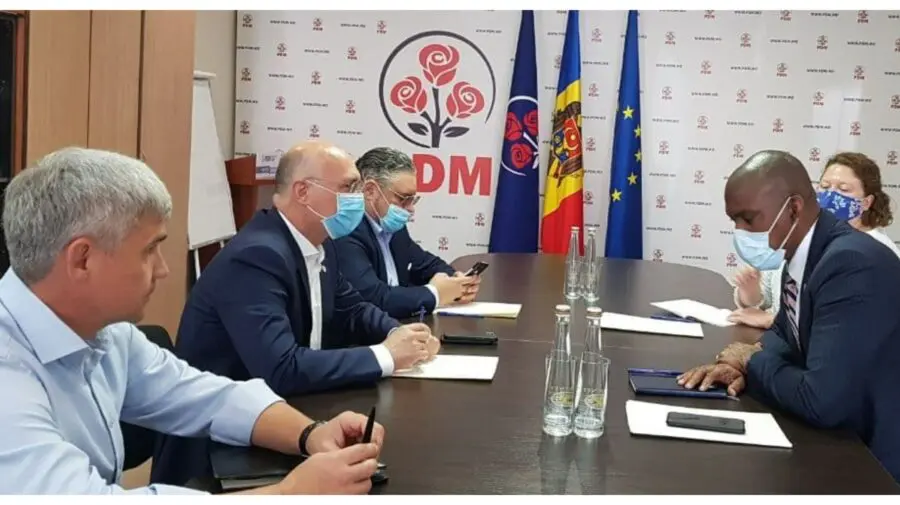 Ieri la PAS, azi la ușa PDM. Ambasadorul SUA s-a întâlnit cu Filip. A discutat subiecte similare ca și cu Grosu