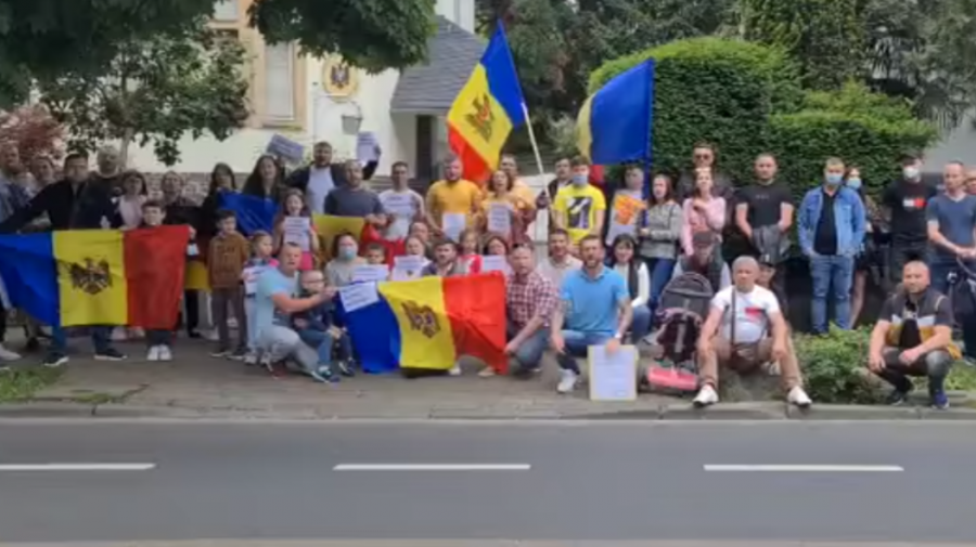 (VIDEO) Moldoveni protestează în Germania: „Nu vă plac voturile noastre, dar vă place când trimitem bani acasă”