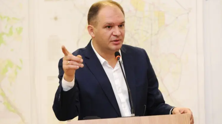 „Îmi asum”. Legalitatea dispoziției lui Ceban prin care l-a lăsat gol-goluț pe Chironda de atribuții, pusă la îndoială