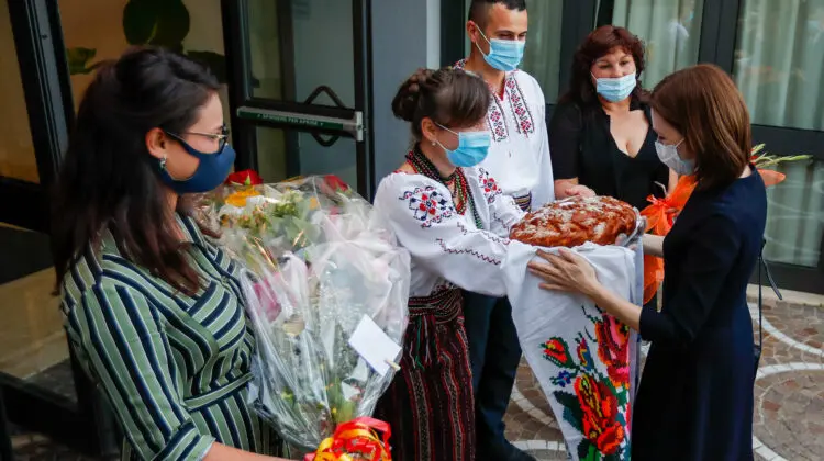 FOTO Cu pâine și sare, așa a fost primită Maia Sandu de diaspora din Italia. Despre ce au discutat