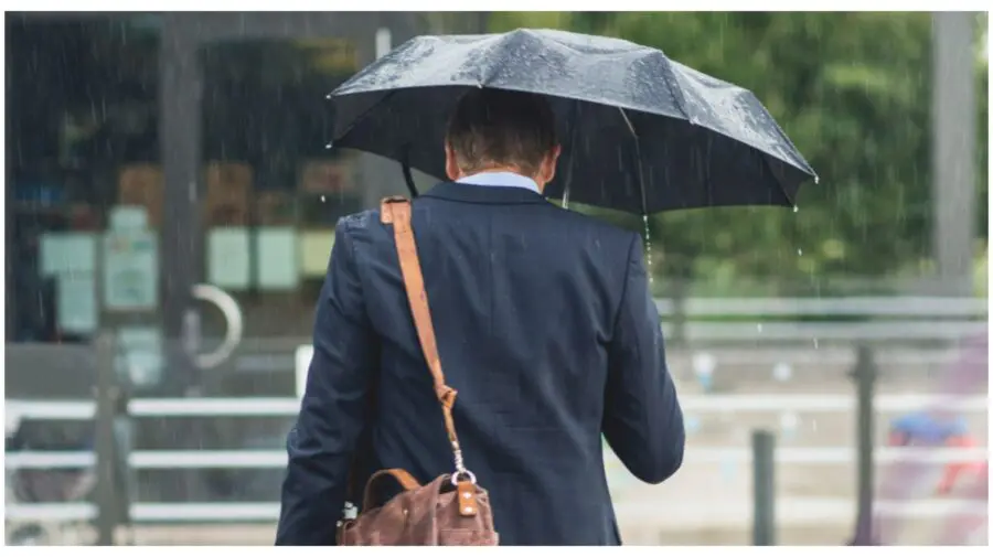 Umbrelă sau ochelari de soare? Ce ne îndeamnă meteorologii să luăm cu noi în acest weekend