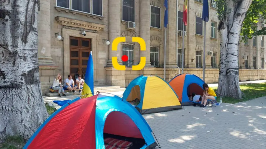 FOTO AUR și-a amenajat în fața SIS un „orășel al corturilor”