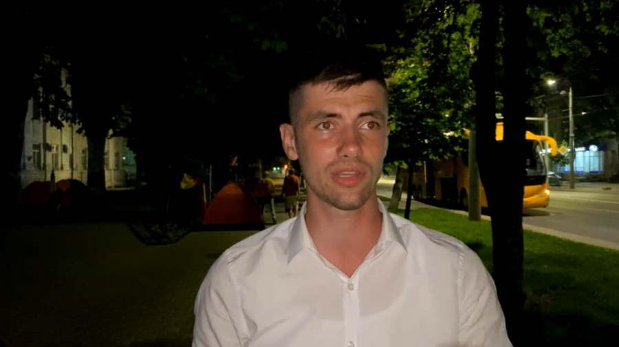 VIDEO Au dormit sub ușa SIS-ului. Zeci de membri ai AUR și-au petrecut noaptea în corturi în fața sediului