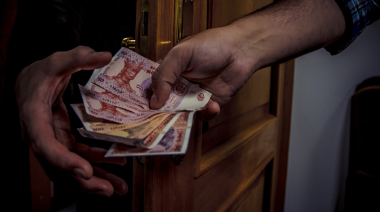 Trafic de influență la Bălți. Bărbat, reținut de CNA pentru perfectarea permiselor de conducere contra mită