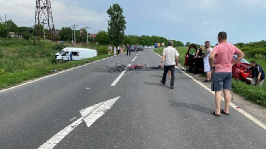 Cei șase moldoveni care au ajuns cu microbuzul într-un șanț de pe marginea drumului, vii şi nevătămaţi