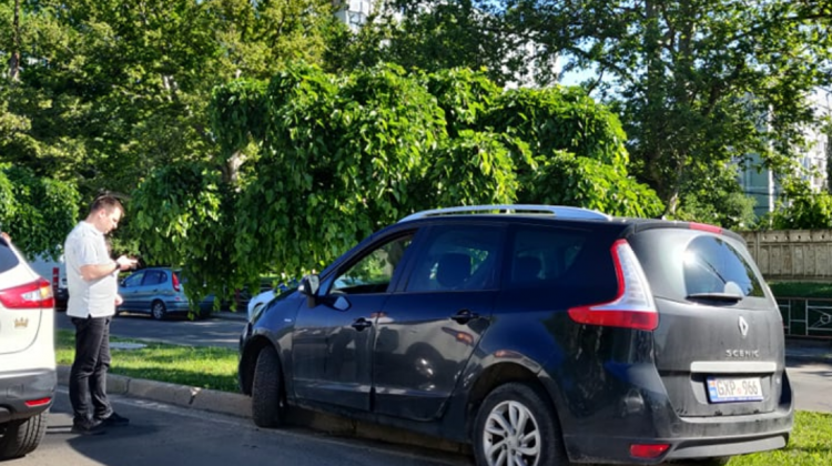 (FOTO) De pe carosabil pe verdeață! Un șofer a plonjat cu automobilul pe gazonul de pe bd. Dacia